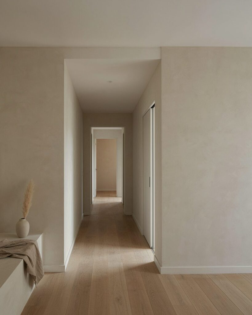Pasillo con puerta corredera empotrada abierta